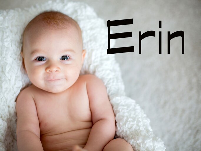 Süßes Baby mit dem Namen Erin | © iStock.com / tatyana_tomsickova