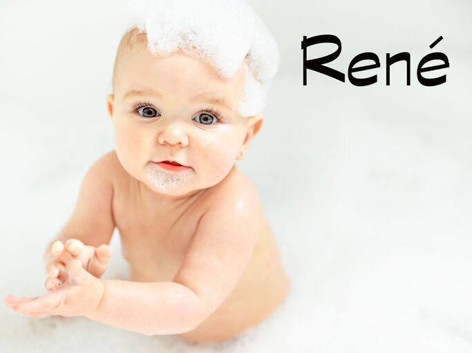 Baby in der Badewanne mit dem Namen René | © iStock.com / LSOphoto