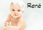 Baby in der Badewanne mit dem Namen René | © iStock.com / LSOphoto
