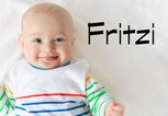 lachendes Baby mit dem Namen Fritzi | © iStock.com / FamVeld