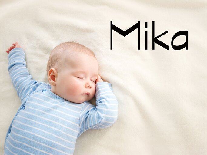 Süßes Baby mit dem Namen Mika | © iStock.com / LeManna