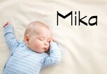 Süßes Baby mit dem Namen Mika | © iStock.com / LeManna