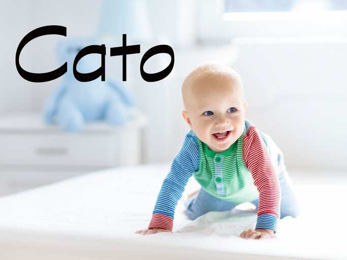 Krabbelndes Baby mit dem Namen Cato | © iStock.com / FamVeld