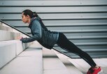 Fitnessübung Wall Push Offs | © iStock.com / filadendron