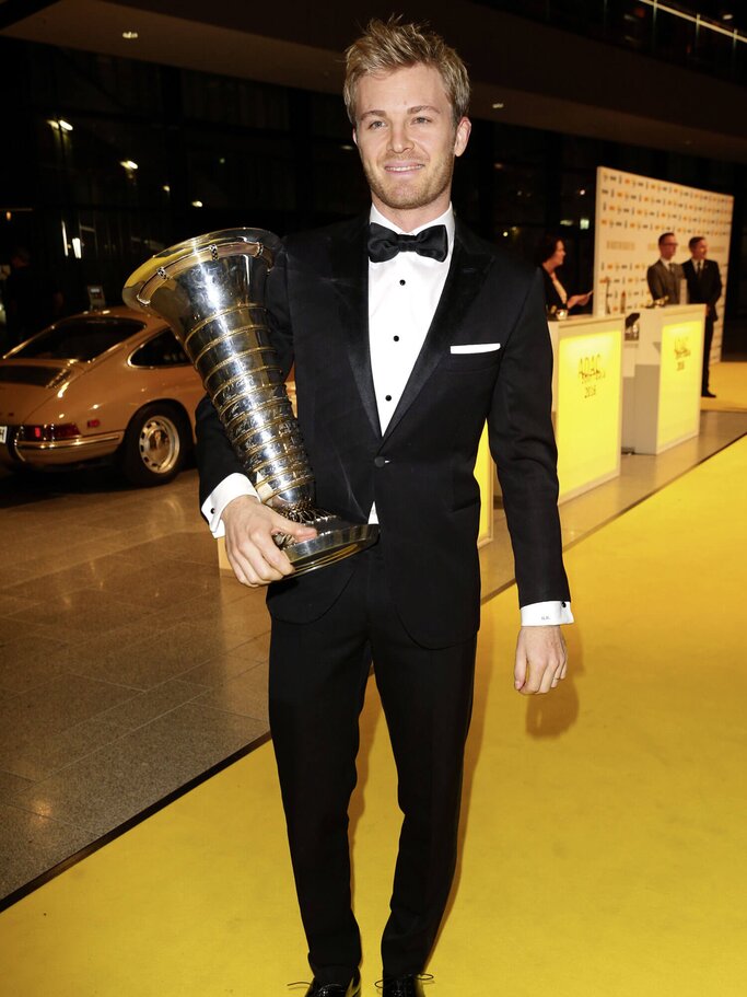 Nico Rosberg mit dem Weltmeisterpokal 2016. | © gettyimages.de / Gisela Schober