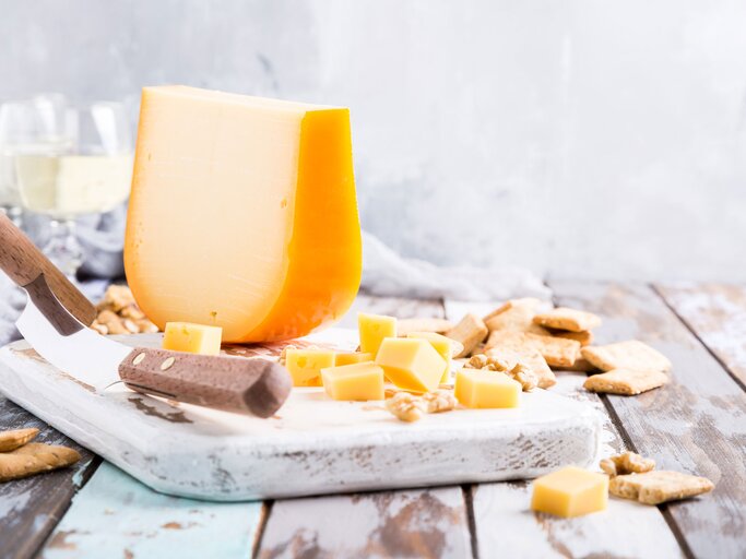 Gouda auf einem Brett | © iStock.com / Merinka