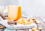 Gouda auf einem Brett | © iStock.com / Merinka