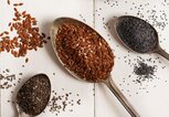 Superfood-Samen in Löffeln auf weißem Hintergrund | © iStock.com / Zagardinova