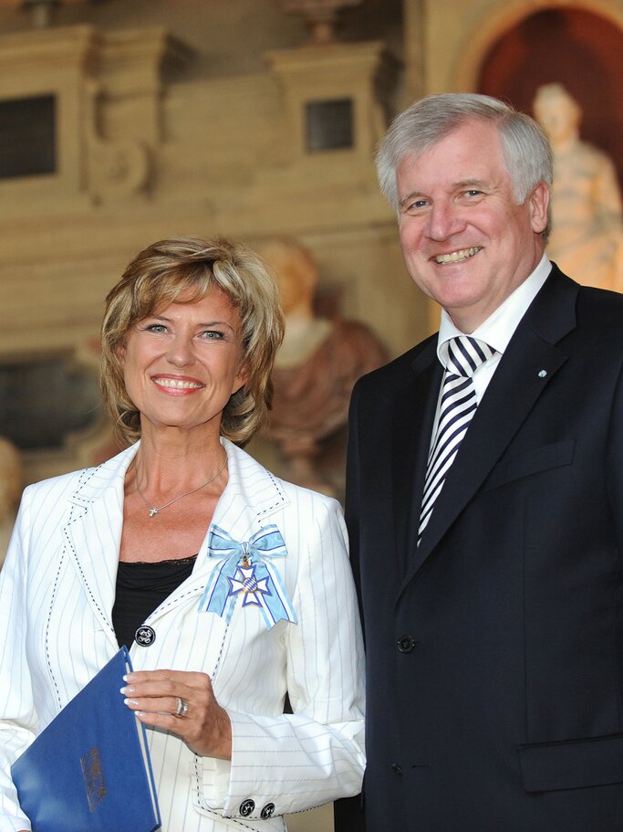 Dagmar Wöhrl war früher Politikerin - hier zu sehen mit Horst Seehofer | © Getty Images / Hannes Magerstaedt