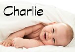 lachendes Baby mit dem Namen Charlie | © iStock.com / LSOphoto