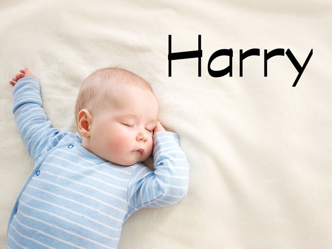 Schlafendes Baby mit dem Namen Harry | © iStock.com / LeManna