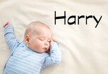 Schlafendes Baby mit dem Namen Harry | © iStock.com / LeManna