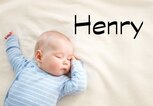 Schlafendes Baby mit dem Namen Henry | © iStock.com / LeManna