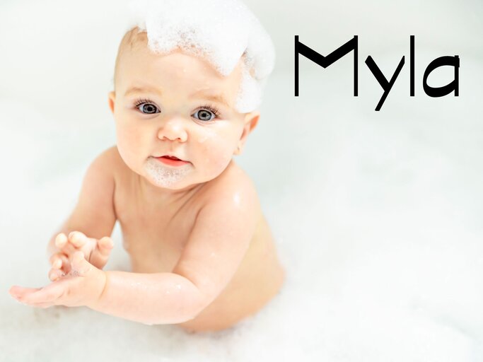 Baby in der Badewanne mit dem Namen Myla | © iStock.com / LSOphoto