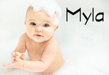 Baby in der Badewanne mit dem Namen Myla | © iStock.com / LSOphoto