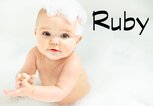 Baby in der Badewanne mit dem Namen Ruby | © iStock.com / LSOphoto