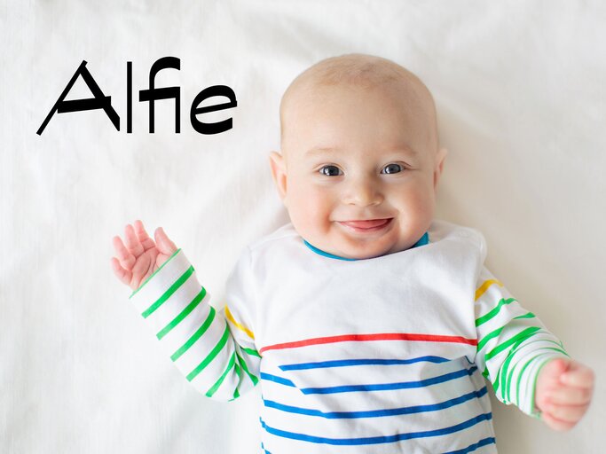 lachendes Baby mit dem Namen Alfie | © iStock.com / FamVeld
