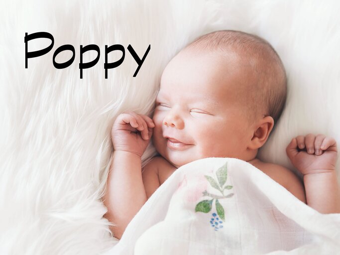 schlafendes Baby mit dem Namen Poppy | © iStock.com / NataliaDeriabina