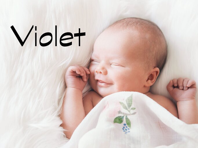 schlafendes Baby mit dem Namen Violet | © iStock.com / NataliaDeriabina