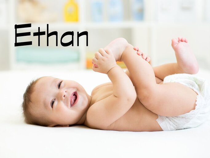 lachendes Baby mit dem Namen Ethan | © iStock.com / oksun70