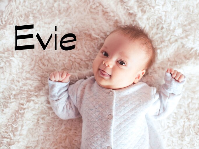 Süsser lächelndes Baby mit dem Namen Evie | © iStock.com / morrowlight
