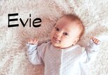 Süsser lächelndes Baby mit dem Namen Evie | © iStock.com / morrowlight