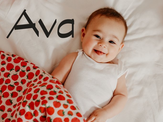 Glückliches Baby liegt im Bett - dazu der Name Ava | © iStock | ozgurcankaya