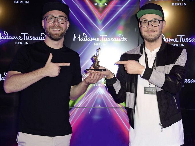 Mark Forster steht neben seiner Wachsfigur bei Madame Tussauds in Berlin. | © gettyimages.de / Tristar Media