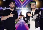 Mark Forster steht neben seiner Wachsfigur bei Madame Tussauds in Berlin. | © gettyimages.de / Tristar Media