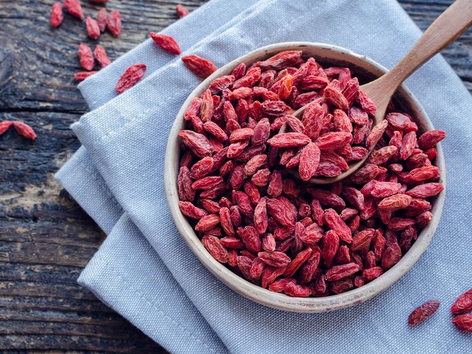 Goji-Beeren in einer Schale | © iStock.com / NelliSyr