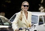 Pernille Teisbaek steigt während der Copenhagen Fashion Week auf ihr Fahrrad. | © gettyimages.de / Christian Vierig