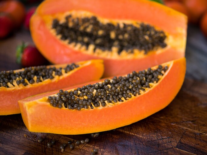 aufgeschnittene Papaya mit vielen Papayakernen | © iStock.com / THEPALMER