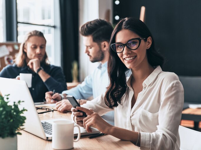 Selbstbewusste und erfolgreiche Geschäftsfrau | © iStock.com / g-stockstudio