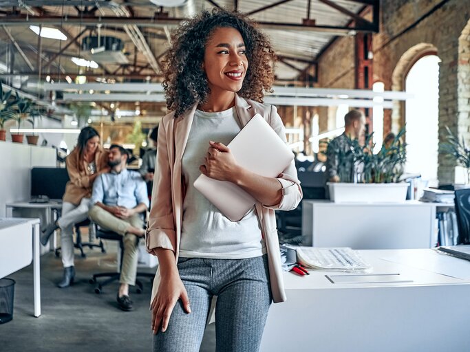 Junge Geschäftsfrau im modernen Büro | © iStock.com / Vasyl Dolmatov