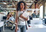 Junge Geschäftsfrau im modernen Büro | © iStock.com / Vasyl Dolmatov