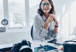 Fotoredakteurin sitzt am Schreibtisch | © iStock.com / jacoblund