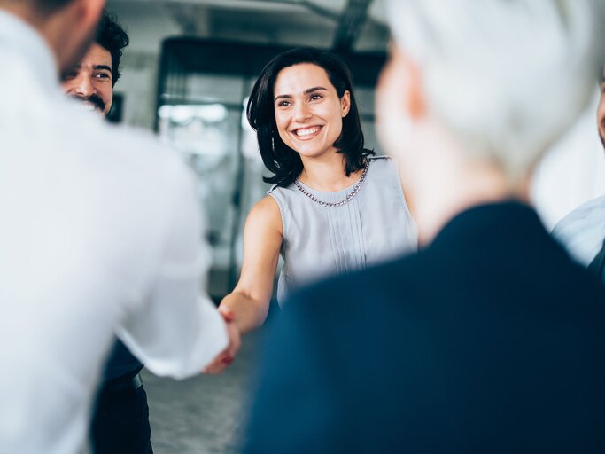 Geschäftsleute schütteln sich die Hand | © iStock.com / VioletaStoimenova