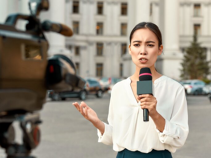 junge, hübsche Journalistin | © iStock.com / LanaStock