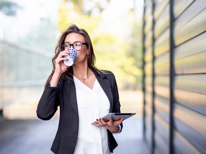 Business Frau trinkt Kaffee | © iStock.com / puckons