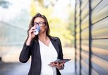 Business Frau trinkt Kaffee | © iStock.com / puckons