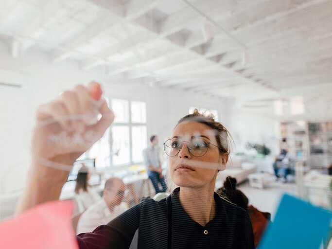 Planen auf einem transparenten Wischbrett | © iStock.com / AleksandarNakic