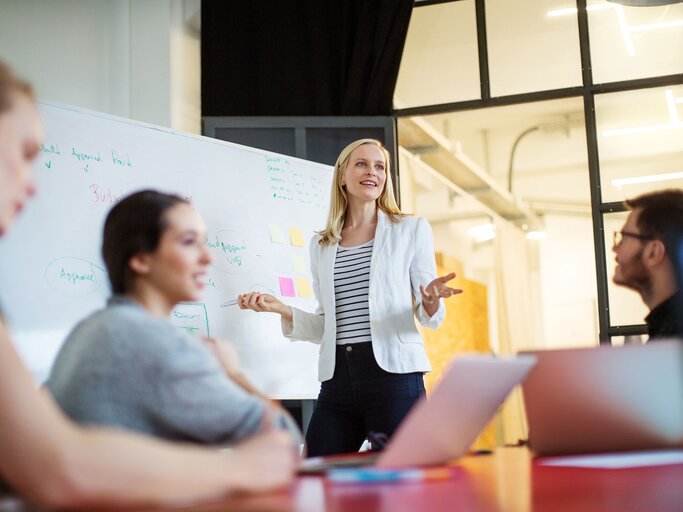 Geschäftsfrau hält Vortrag | © iStock.com / alvarez