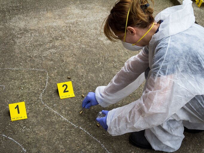 Kriminologin sammelt forensische Beweise | © iStock.com / zoka74