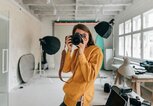 Fotografin arbeitet in einem Studio | © iStock.com / AleksandarNakic