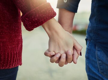 Paar hält Händchen | © iStock.com / PeopleImages