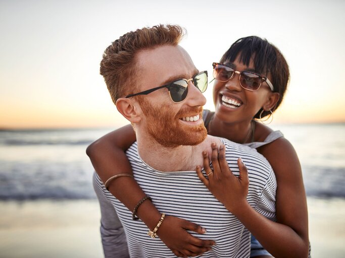 Glückliches Paar am Meer | © iStock.com / mapodile