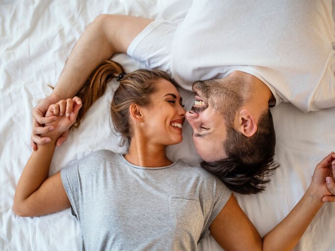 Glückliches Paar im Bett | © iStock.com / dragana991