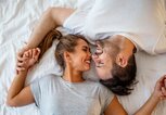 Glückliches Paar im Bett | © iStock.com / dragana991