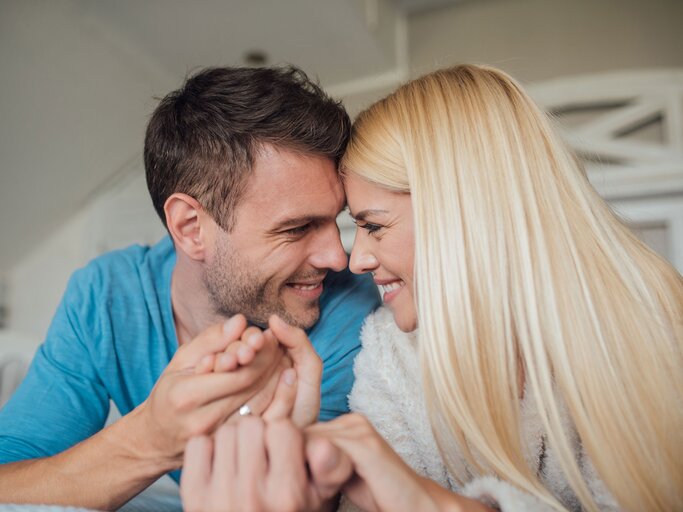 Glückliches Paar blickt sich in die Augen | © iStock.com / RgStudio