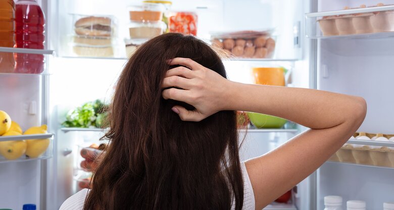 Frau auf der Suche nach Lebensmitteln im Kühlschrank | © iStock.com / AndreyPopov
